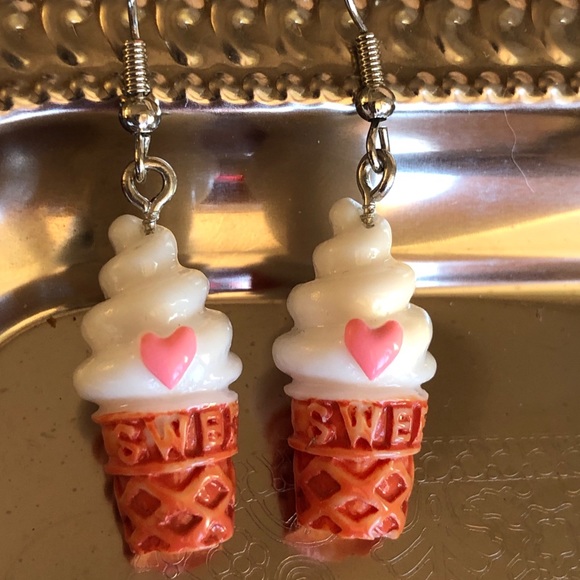 ♥️ Stocking Stuffer 🍦 Vanilla Ice Cream Cone Fashion Earrings - Picture 5 of 8